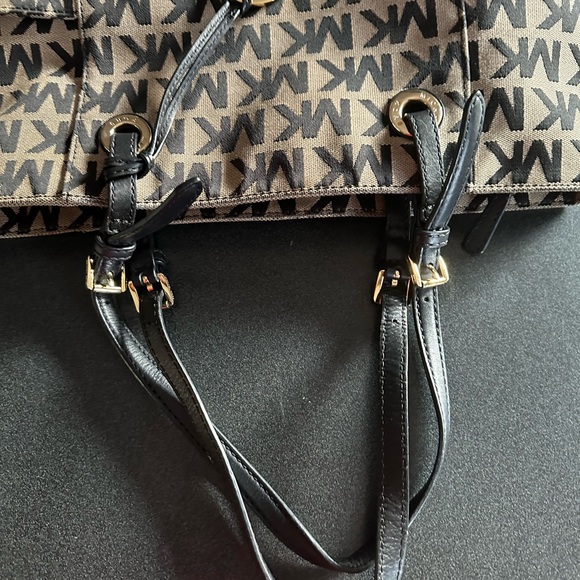 LIKE NEW AUTHENTIC MICHAEL KORS MONOGRAM Purse - Picture 9 of 10